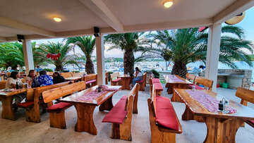 Pula - Banjole - restaurace u pláže u přístavu, poloostrov Istrie, Chorvatsko