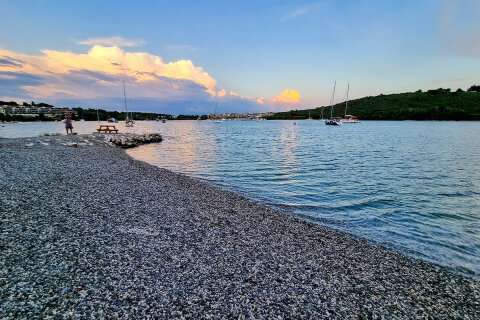 Pula - Banjole - oblázková pláž u přístavu, poloostrov Istrie, Chorvatsko