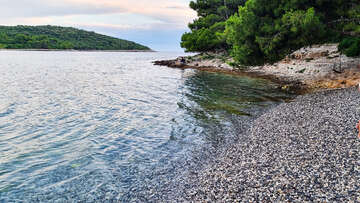 Pula - Banjole - oblázková pláž u přístavu, poloostrov Istrie, Chorvatsko