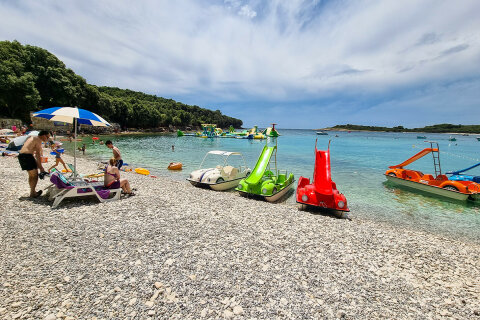 Resort Centinera*** - oblázková pláž, Banjole u Puly, Istrie, Chorvatsko