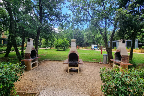 Mobilhome Mon Perin Resort - veřejné grily v části San Polo, Bale - Rovinj, Istrie, Chorvatsko