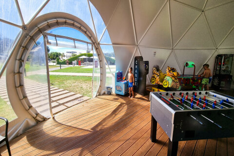 Mobilhome Mon Perin Resort - vnitřní herna v areálu Paleo Water Park, Bale - Rovinj, Istrie, Chorvatsko