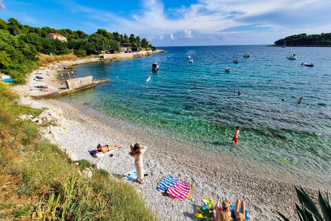 Pula - oblázková pláž Zelenika, Istrie, Chorvatsko