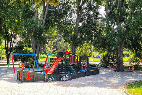 Pula - dětské hřiště v parku u přístavu Riva, Istrie, Chorvatsko