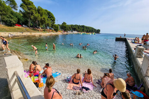 Pula - pláž Valkane, Istrie, Chorvatsko