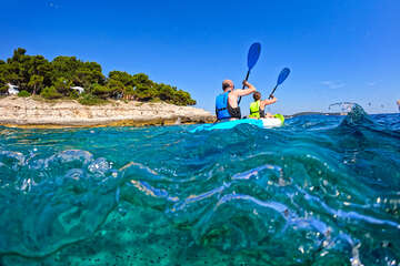 Pula - kajakování u Galebove stijene, Istrie, Chorvatsko
