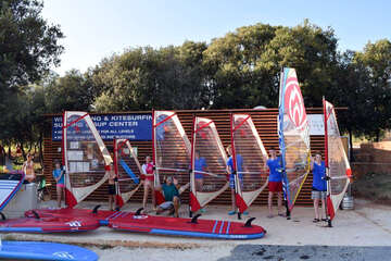 Mobilhome Mon Perin Resort - škola windsurfingu v kempu (v části Colona), Bale - Rovinj, Istrie, Chorvatsko