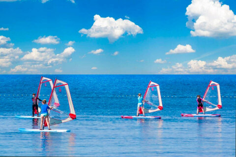 Mobilhome Mon Perin Resort - škola windsurfingu v kempu (v části Colona), Bale - Rovinj, Istrie, Chorvatsko