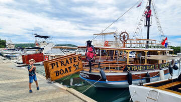 Medulin - pobřežní promenáda s nabídkou lodních výletů, Istrie, Chorvatsko