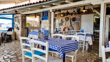 Medulin - restaurace v přístavu, Istrie, Chorvatsko