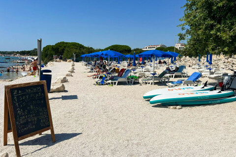 Apartmány Plavo Nebo - pláž Contish a půjčovna lehátek a slunečníků, Medulin, Istrie, Chorvatsko
