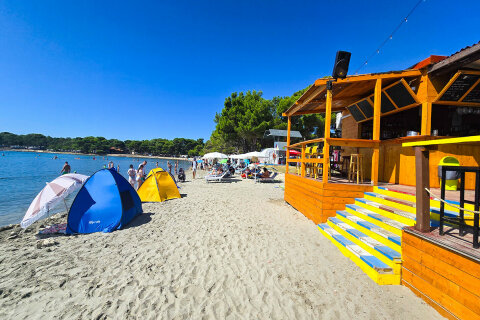 Písečná pláž Bijeca, Medulin, Istrie, Chorvatsko