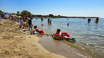 Písečná pláž Bijeca, Medulin, Istrie, Chorvatsko