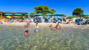 Písečná pláž Bijeca, Medulin, Istrie, Chorvatsko