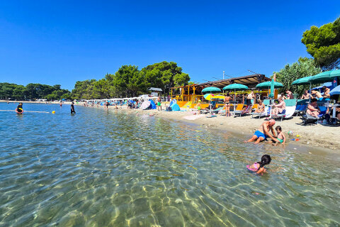 Písečná pláž Bijeca, Medulin, Istrie, Chorvatsko