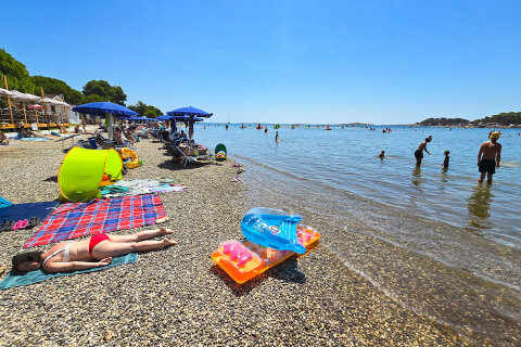 Oblázková část pláže Bijeca, Medulin, Istrie, Chorvatsko