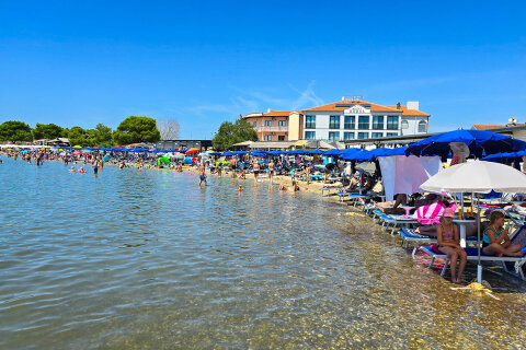 Oblázková část pláže Bijeca, Medulin, Istrie, Chorvatsko