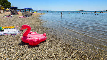 Oblázková část pláže Bijeca, Medulin, Istrie, Chorvatsko