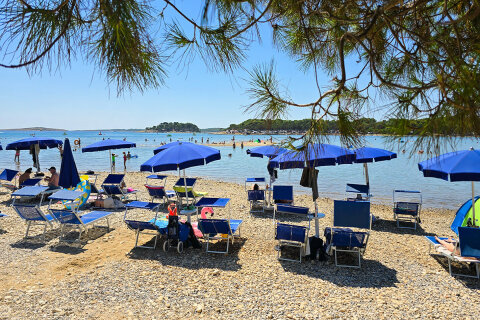 Oblázková část pláže Bijeca, Medulin, Istrie, Chorvatsko