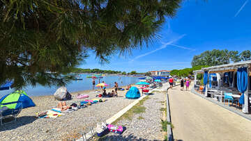 Oblázková část pláže Bijeca, Medulin, Istrie, Chorvatsko