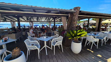 Medulin - restaurace u písečné pláže Bijeca, Istrie, Chorvatsko