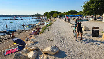 Oblázková pláž Contish, Medulin, Istrie, Chorvatsko