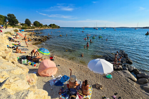 Oblázková pláž Contish, Medulin, Istrie, Chorvatsko