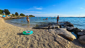 Oblázková pláž Contish, Medulin, Istrie, Chorvatsko