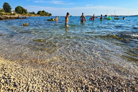 Oblázková pláž Contish, Medulin, Istrie, Chorvatsko