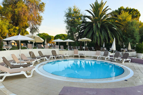 Volně přístupný bazén před hotelem Belveder, Medulin, Istrie, Chorvatsko