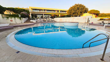Volně přístupný bazén před hotelem Belveder, Medulin, Istrie, Chorvatsko