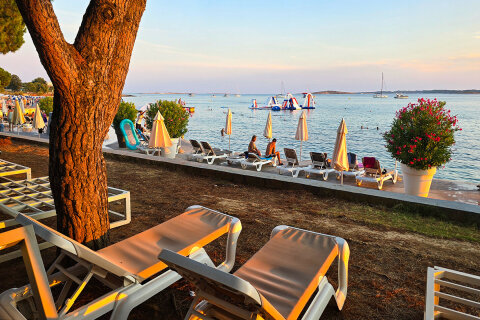 Oblázková pláž před hotelem Belveder, Medulin, Istrie, Chorvatsko