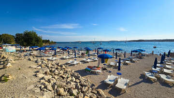 Oblázková pláž Contish - leháta typu Standard, převlékací kabinka u pláže, Medulin, Istrie, Chorvatsko