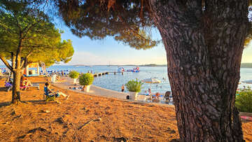 Pláž před hotelem Belveder, Medulin, Istrie, Chorvatsko