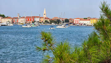 Poreč - pohled na staré město z pláže Kupalište, Istrie, Chorvatsko