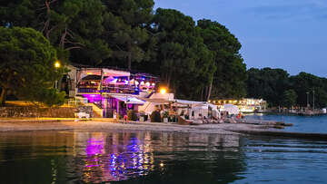 Poreč - bar u pláže, Istrie, Chorvatsko