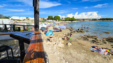 Pohled na písečnou pláž z baru Amante, Zambratija, Istrie, Chorvatsko