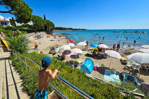 Zambratija - písečná pláž, Istrie, Chorvatsko 