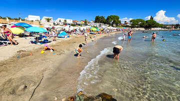 Zambratija - písečná pláž, Istrie, Chorvatsko 