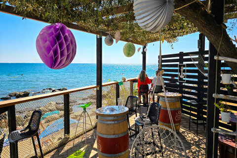 Bar Amante u písečné pláže, Zambratija, Istrie, Chorvatsko