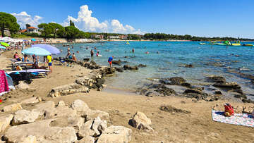 Zambratija - písečná pláž, Istrie, Chorvatsko 