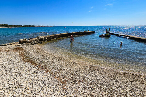 Zambratija - oblázková pláž Villa Rosetta, Istrie, Chorvatsko 