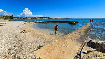 Zambratija - oblázková pláž Villa Rosetta, Istrie, Chorvatsko 