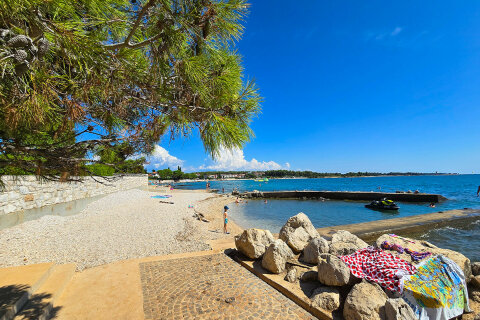 Zambratija - oblázková pláž Villa Rosetta, Istrie, Chorvatsko 