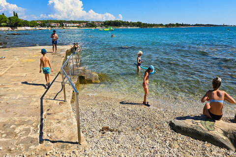 Zambratija - oblázková pláž Villa Rosetta, Istrie, Chorvatsko 