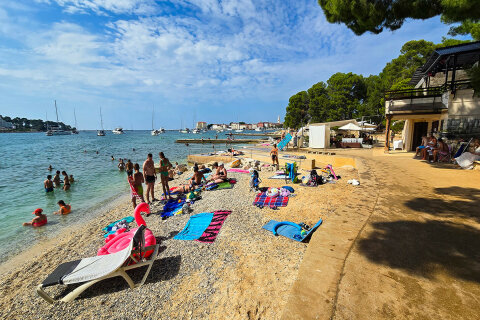 Hotel Flores**** - oblázková pláž Kupalište 100 m od hotelu, Poreč, Istrie, Chorvatsko