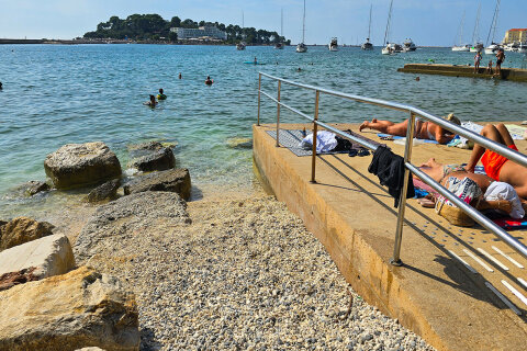 Hotel Flores**** - oblázková pláž Kupalište 100 m od hotelu, Poreč, Istrie, Chorvatsko