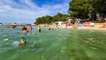 Hotel Flores**** - oblázková pláž Kupalište 100 m od hotelu, Poreč, Istrie, Chorvatsko