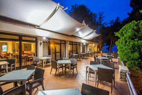 Hotel Flores**** - terasa hotelového baru, Poreč, Istrie, Chorvatsko