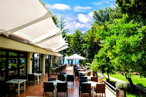 Hotel Flores**** - terasa hotelového baru, Poreč, Istrie, Chorvatsko